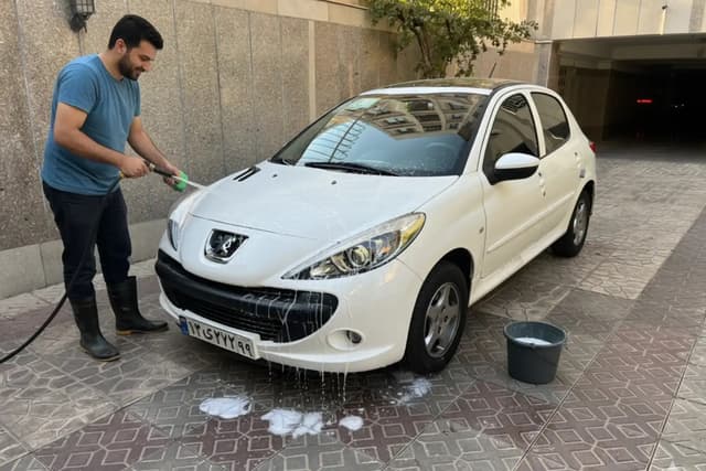 بهترین روش شستن ماشین؛ هر آنچه باید در رابطه با شستشوی خودرو و محافظت از رنگ آن بدانید